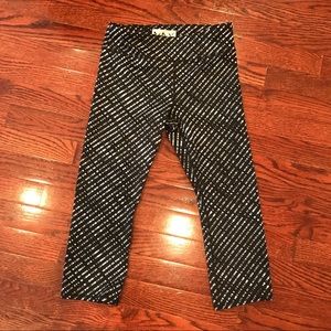 Black and white capri leggings